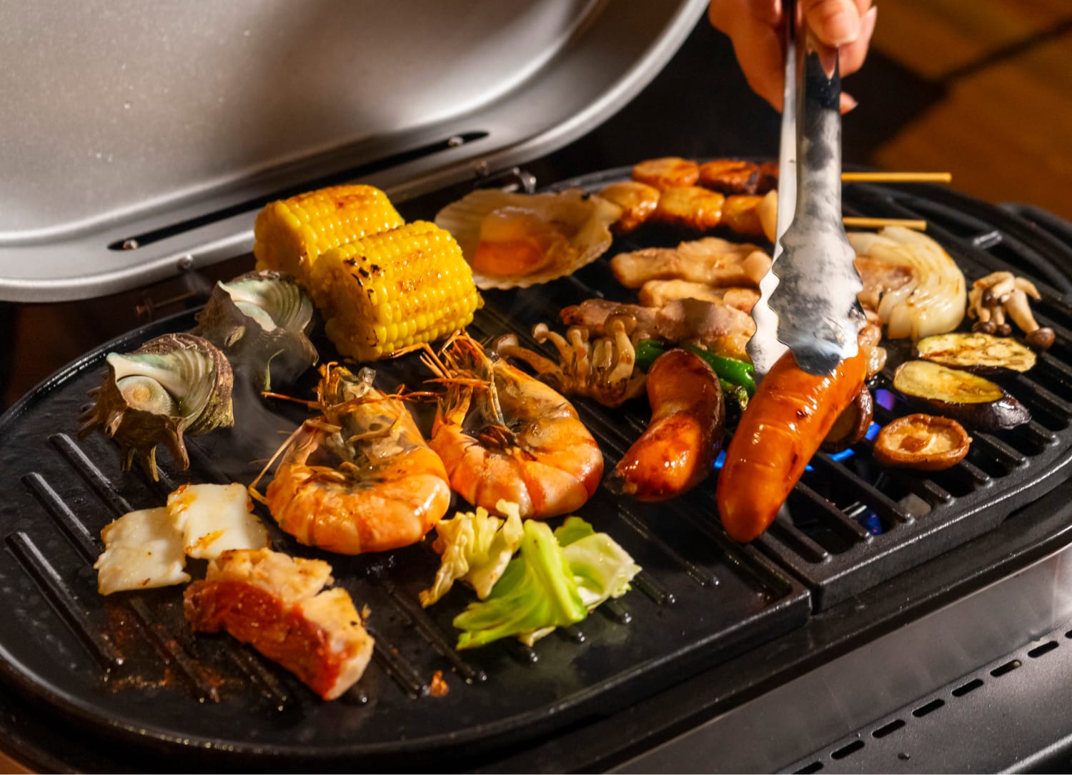 伊豆の食材を使った海鮮や野菜をグリルで焼いているBBQの様子