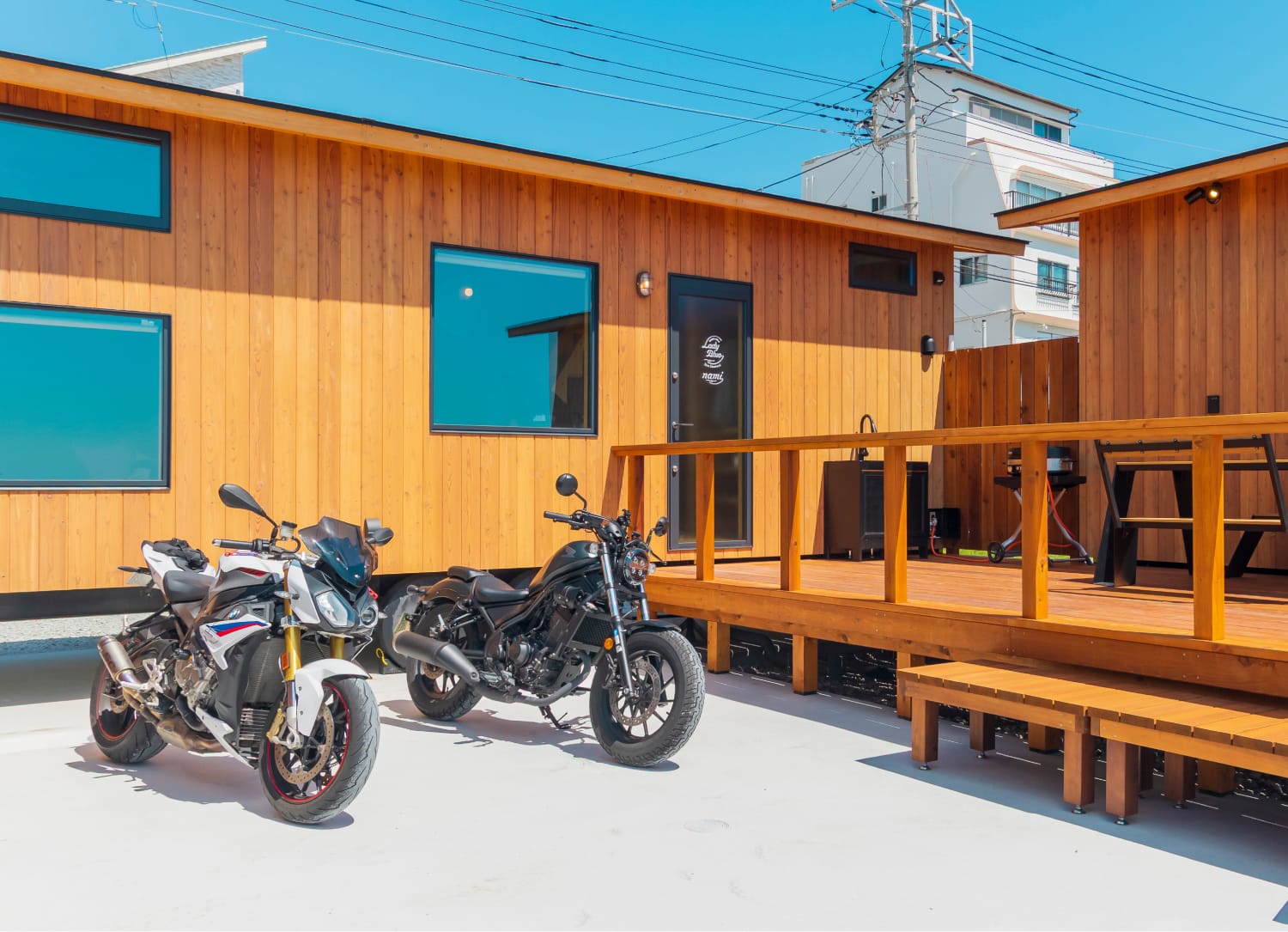 宿泊棟の横に設けられたバイク専用の駐輪スペースに停められた2台のバイク